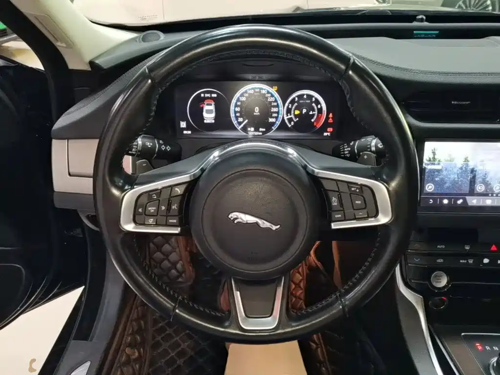 Jaguar XFL — фото 11