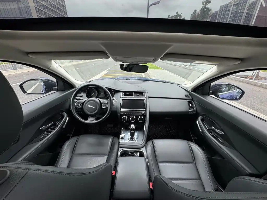 Jaguar E-PACE — фото 11