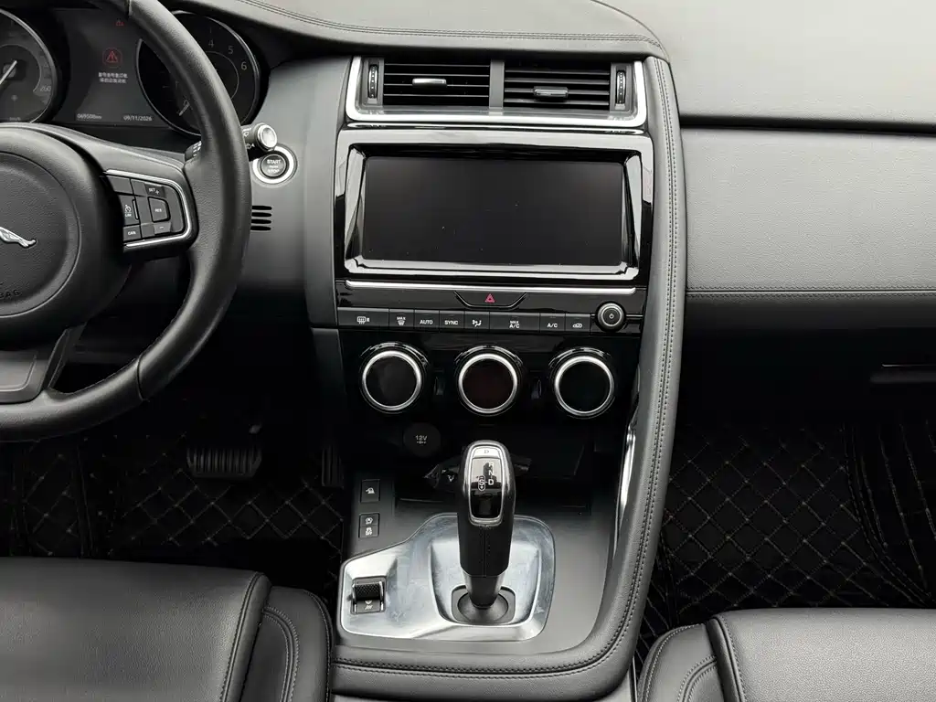 Jaguar E-PACE — фото 9