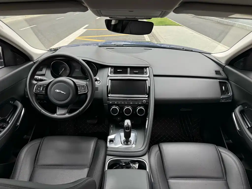 Jaguar E-PACE — фото 10