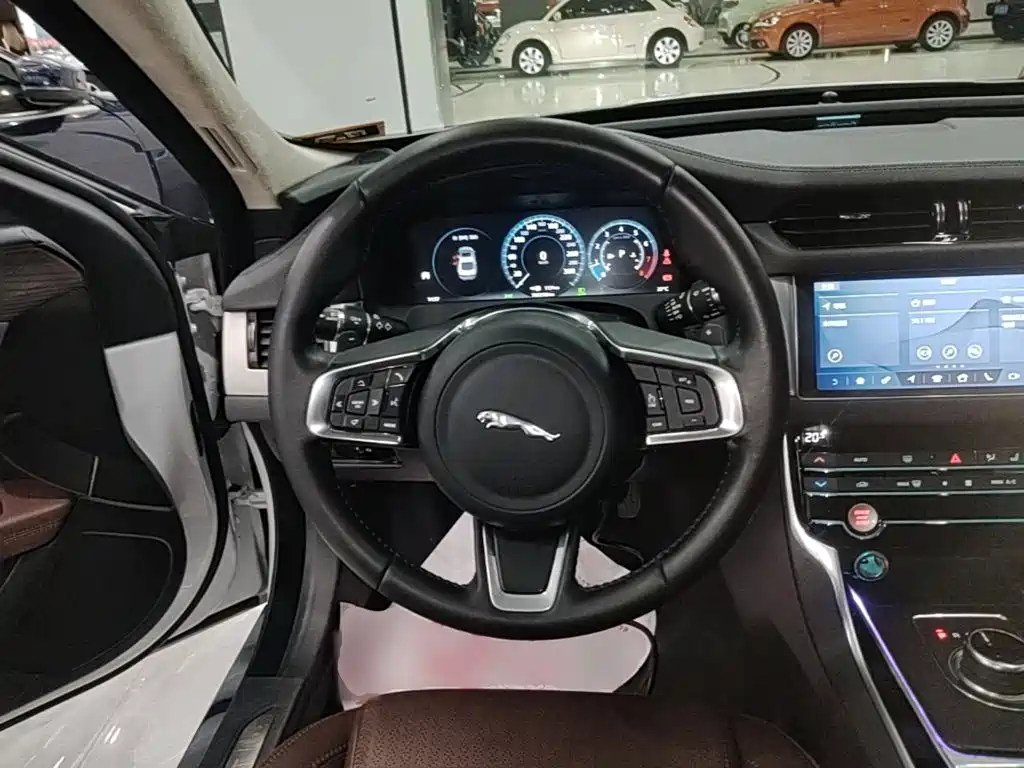 Jaguar XFL — фото 11