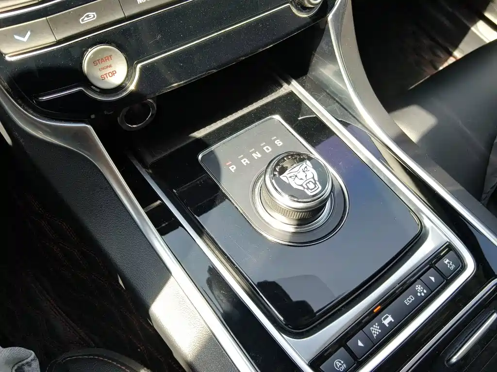 Jaguar XEL — фото 10