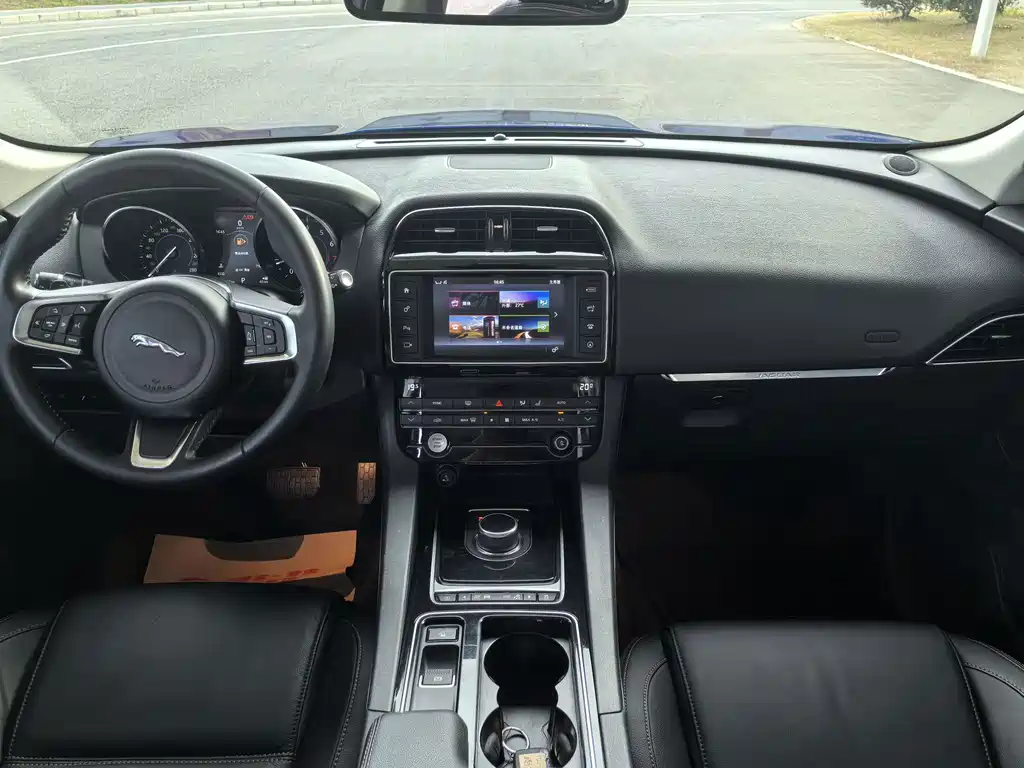 Jaguar F-PACE — фото 10