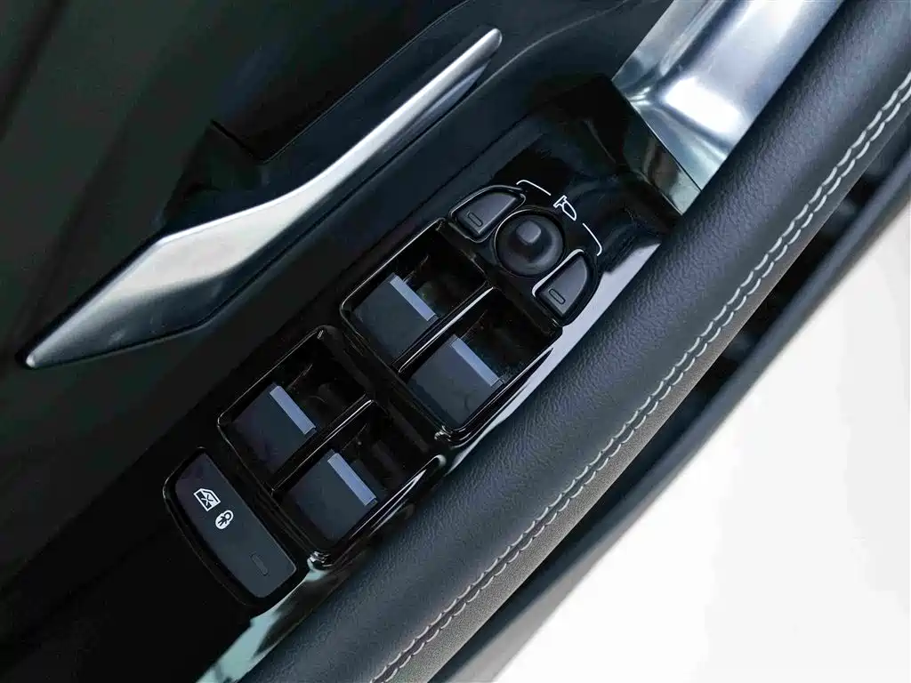 Jaguar E-PACE — фото 14