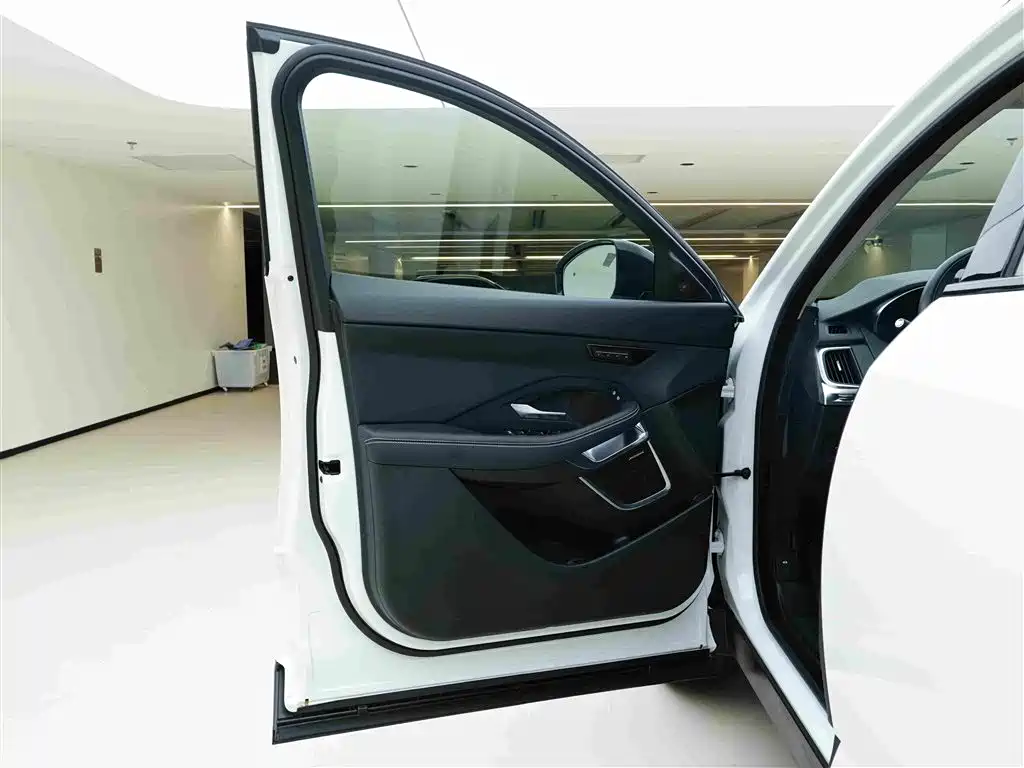 Jaguar E-PACE — фото 17