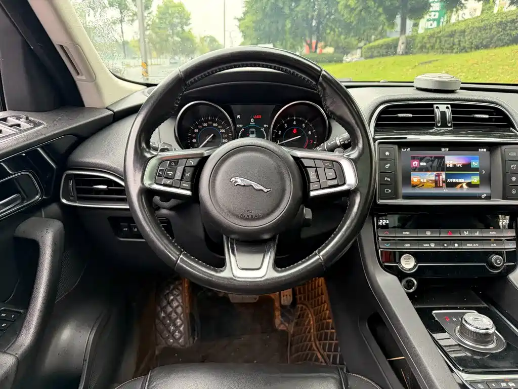 Jaguar F-PACE — фото 14