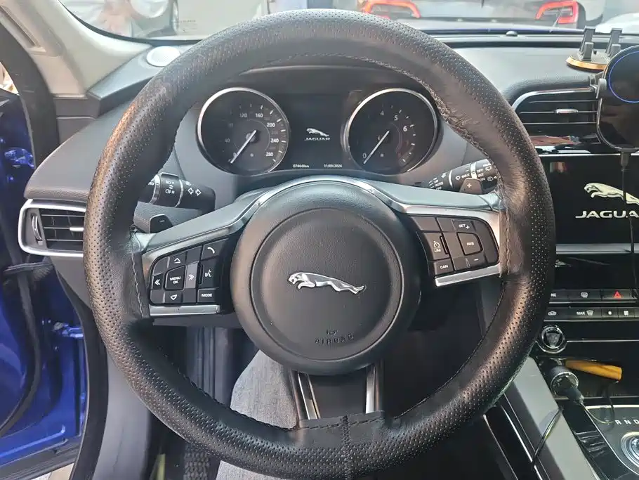 Jaguar F-PACE — фото 15