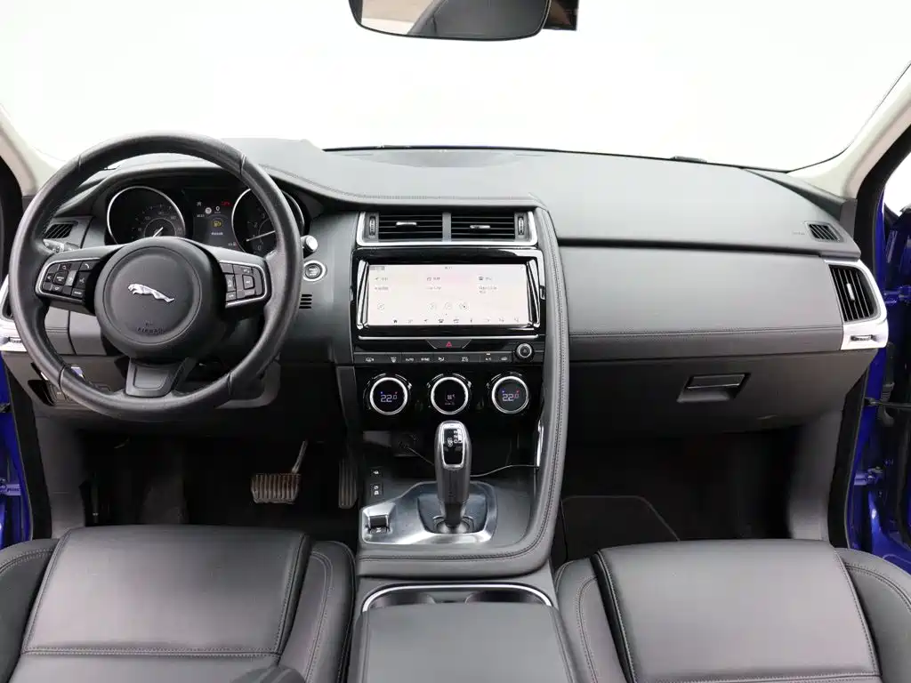 Jaguar E-PACE — фото 11