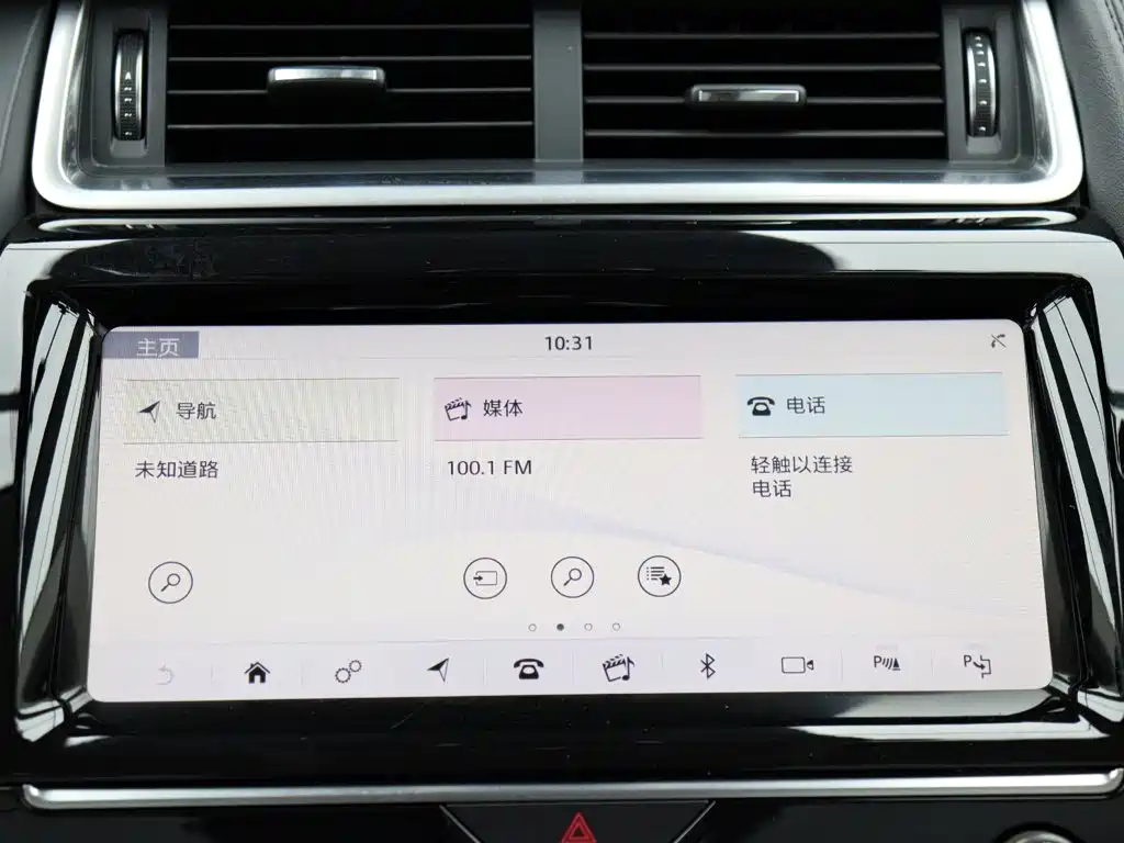 Jaguar E-PACE — фото 15
