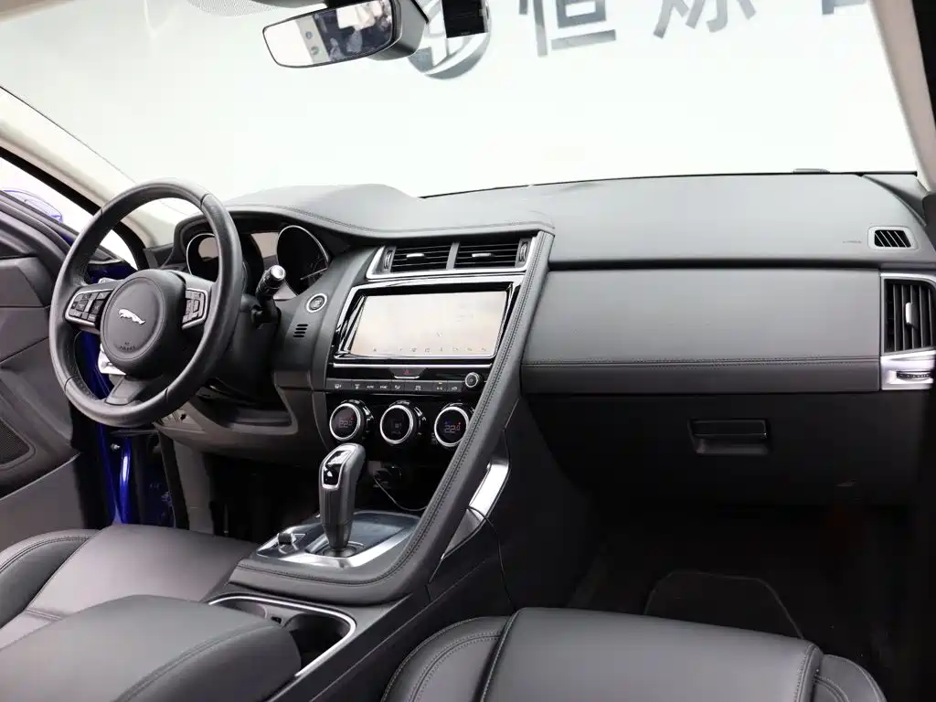 Jaguar E-PACE — фото 20