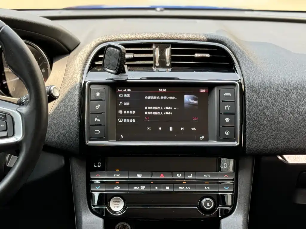 Jaguar F-PACE — фото 11