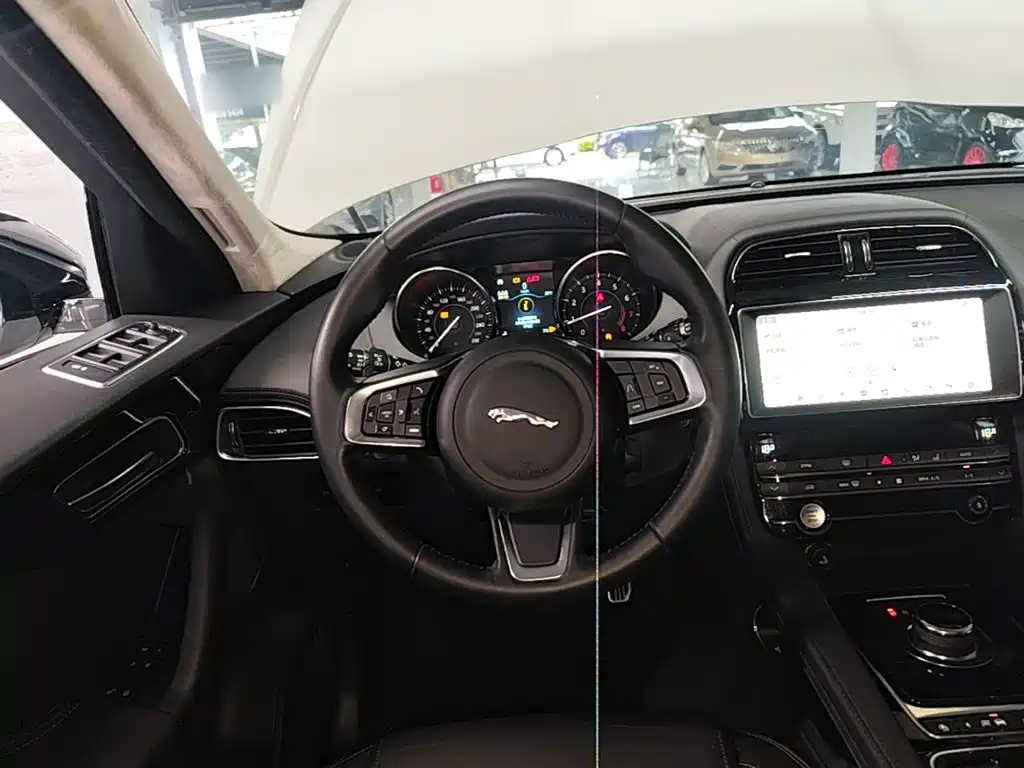 Jaguar F-PACE — фото 11