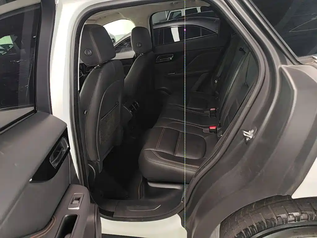 Jaguar F-PACE — фото 17