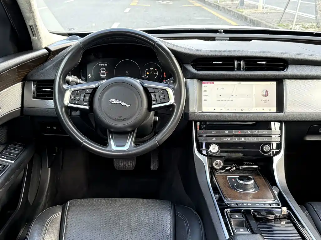 Jaguar XFL — фото 15