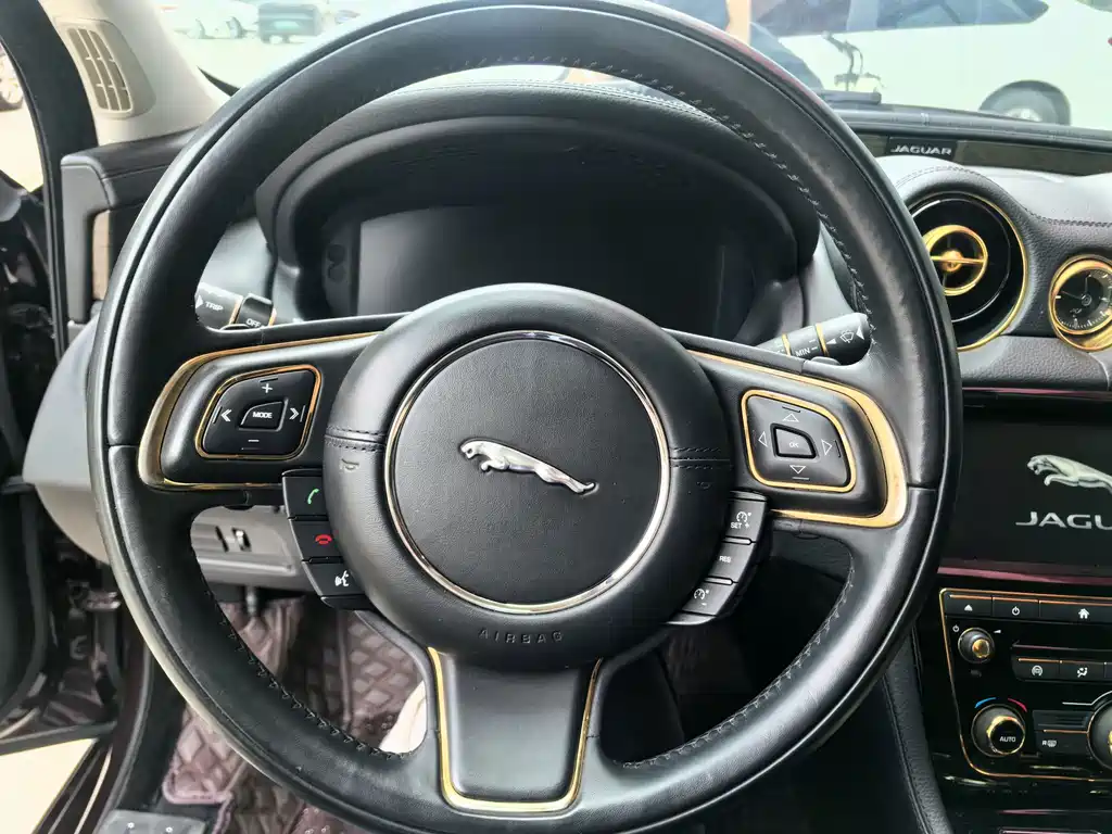 Jaguar XJ — фото 10