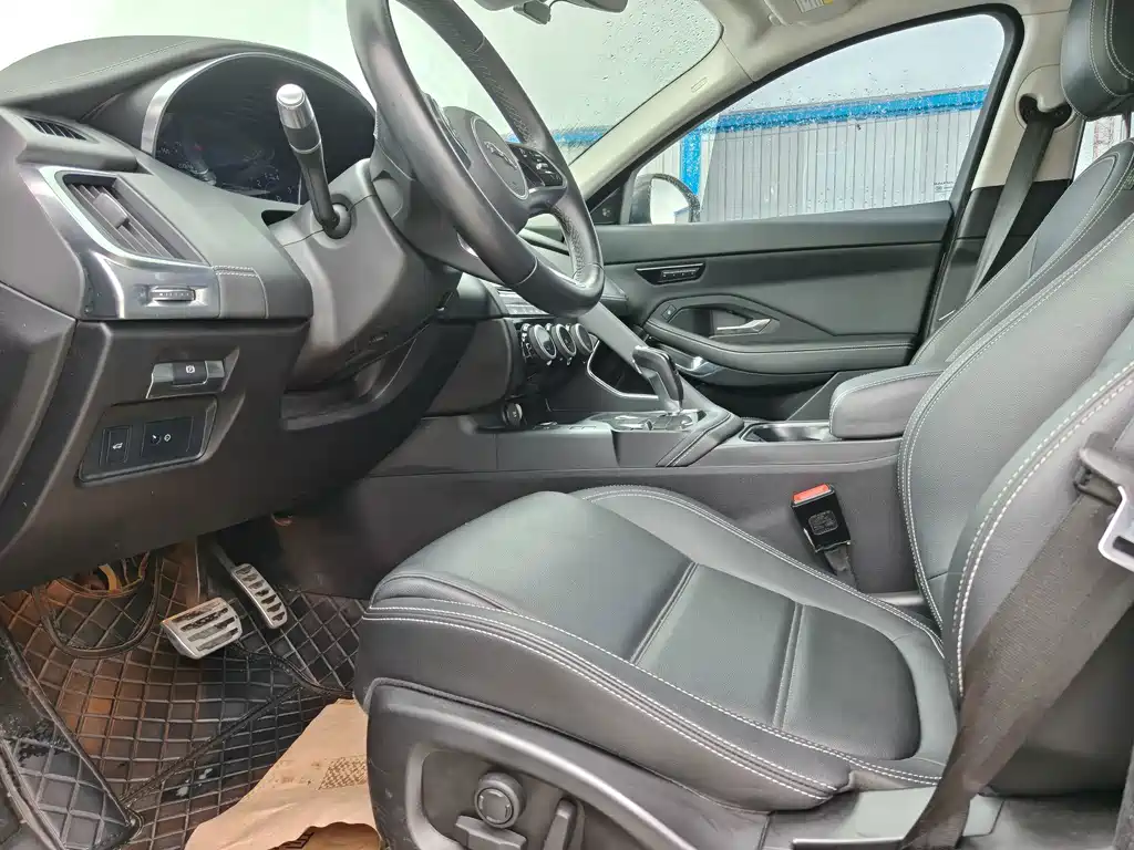 Jaguar E-PACE — фото 14
