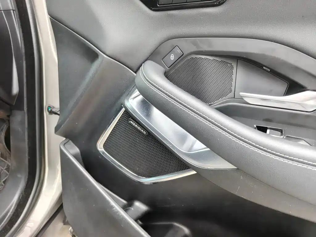 Jaguar E-PACE — фото 18
