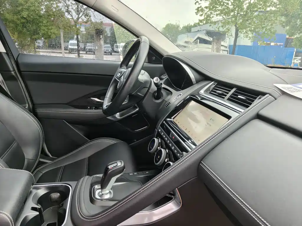 Jaguar E-PACE — фото 19