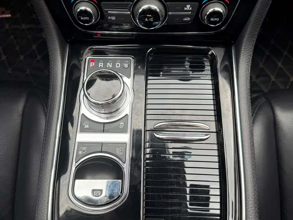 Jaguar XJ — фото 10