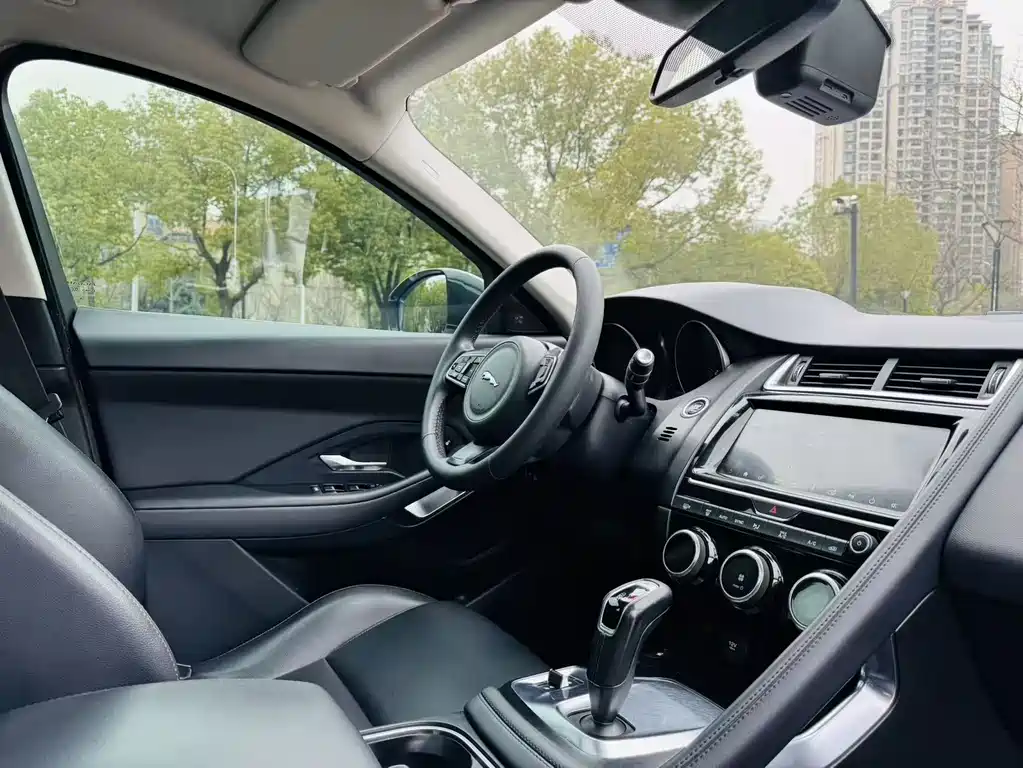 Jaguar E-PACE — фото 11