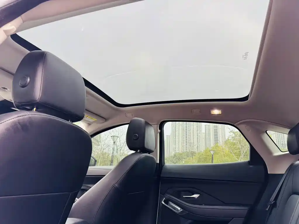 Jaguar E-PACE — фото 13