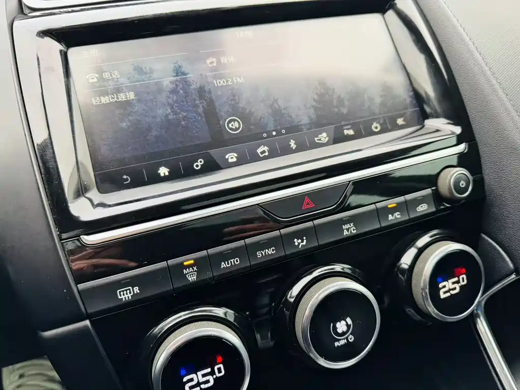 Jaguar E-PACE — фото 14
