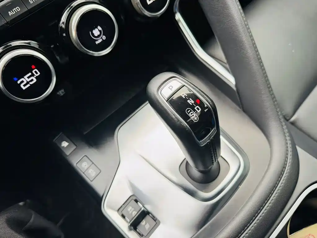Jaguar E-PACE — фото 15