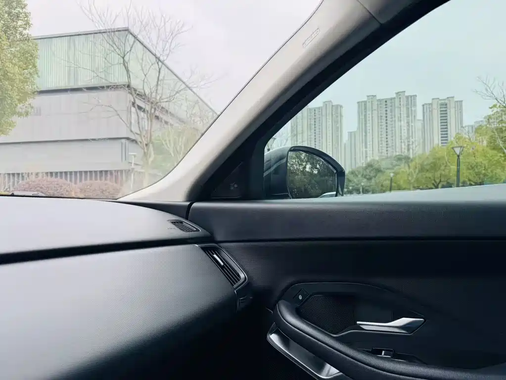 Jaguar E-PACE — фото 16