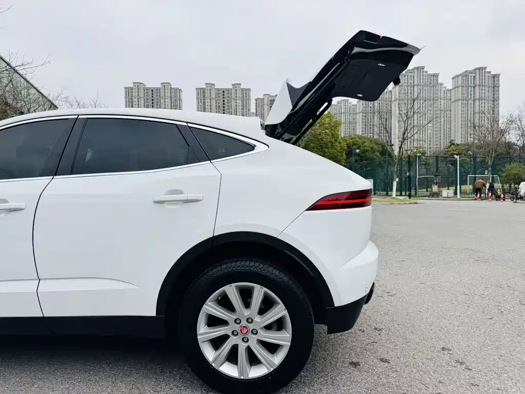 Jaguar E-PACE — фото 19