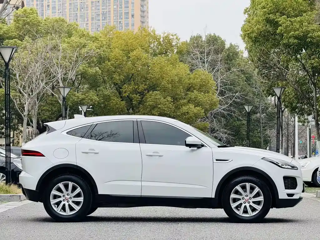 Jaguar E-PACE — фото 4