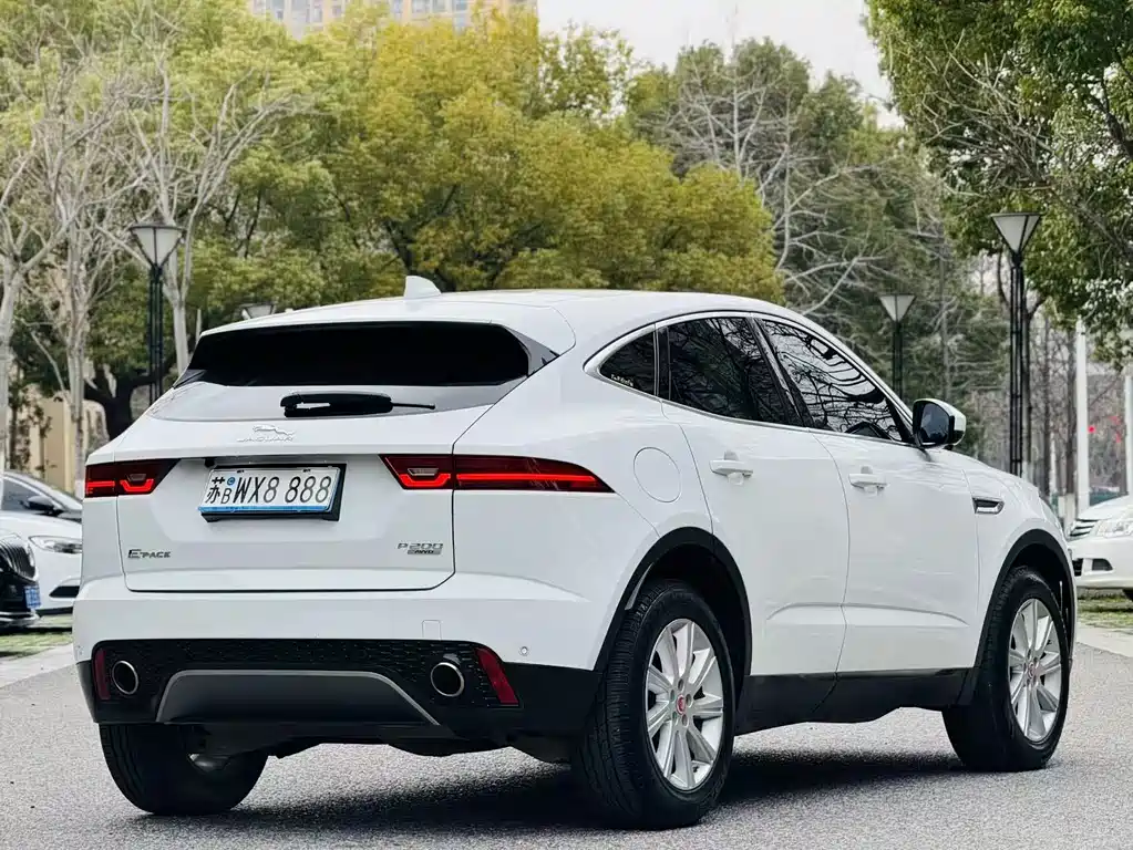 Jaguar E-PACE — фото 6