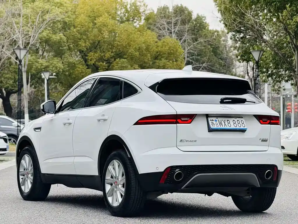 Jaguar E-PACE — фото 7