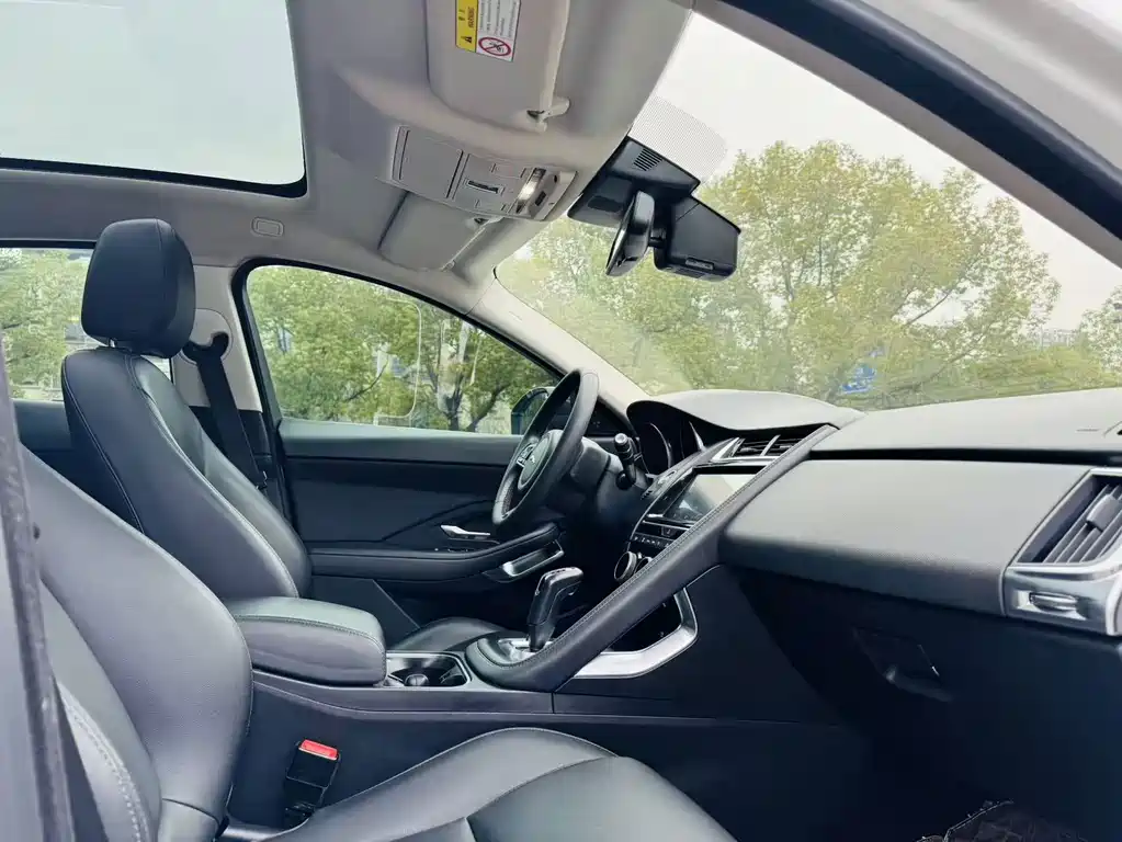 Jaguar E-PACE — фото 10