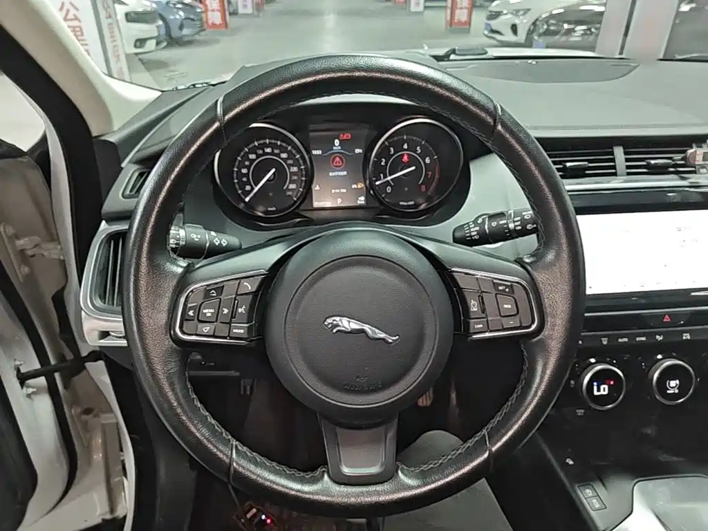 Jaguar E-PACE — фото 11
