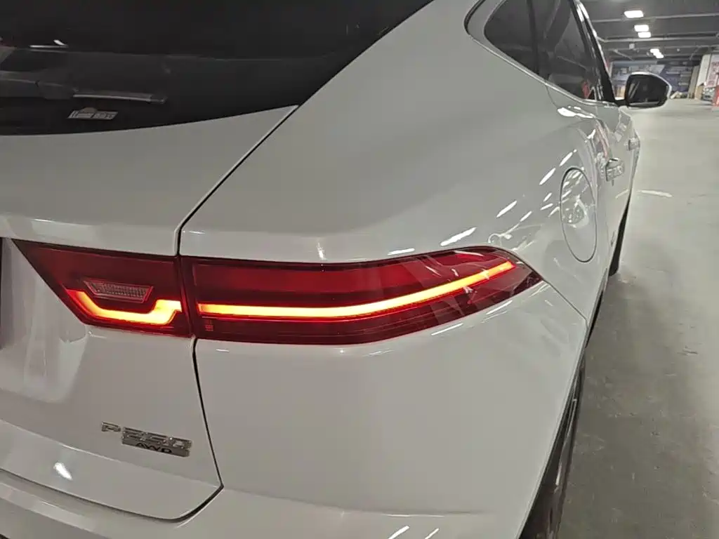Jaguar E-PACE — фото 8