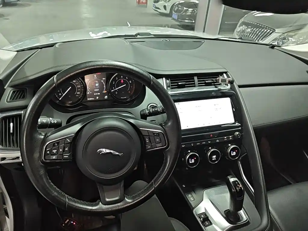 Jaguar E-PACE — фото 10