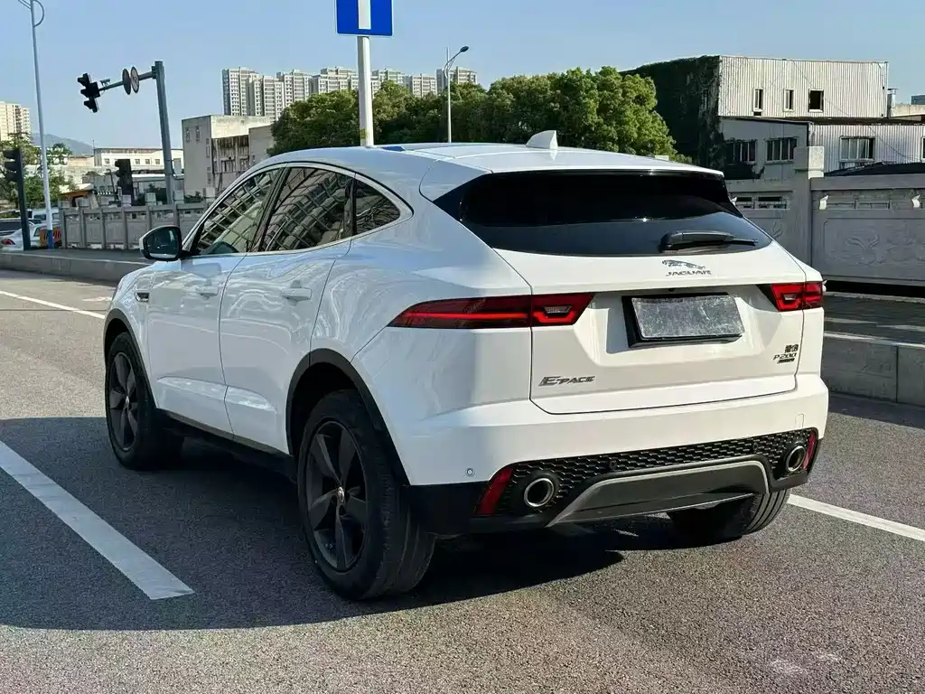 Jaguar E-PACE — фото 7