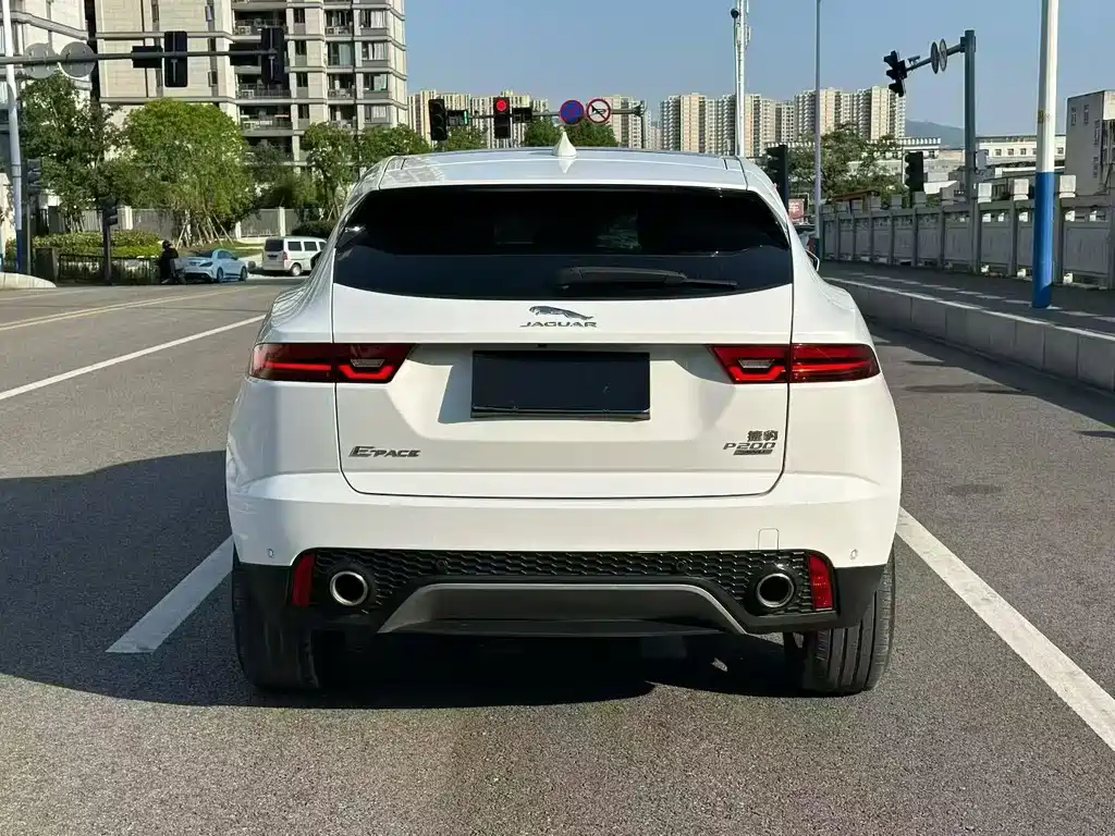 Jaguar E-PACE — фото 8