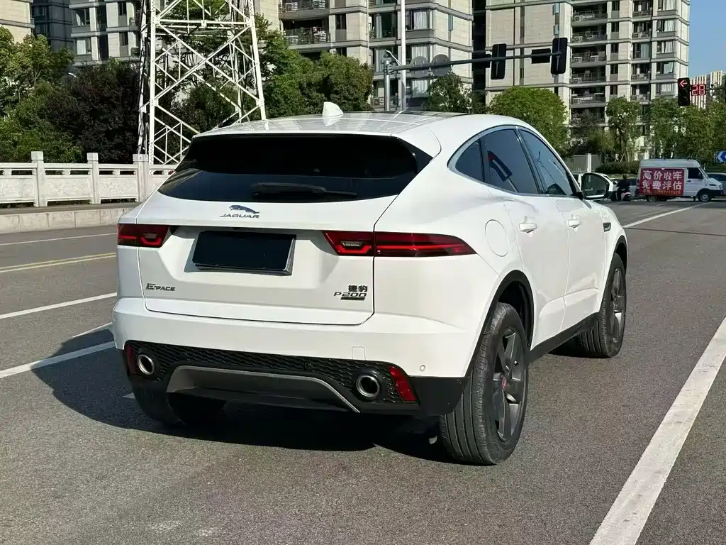 Jaguar E-PACE — фото 9