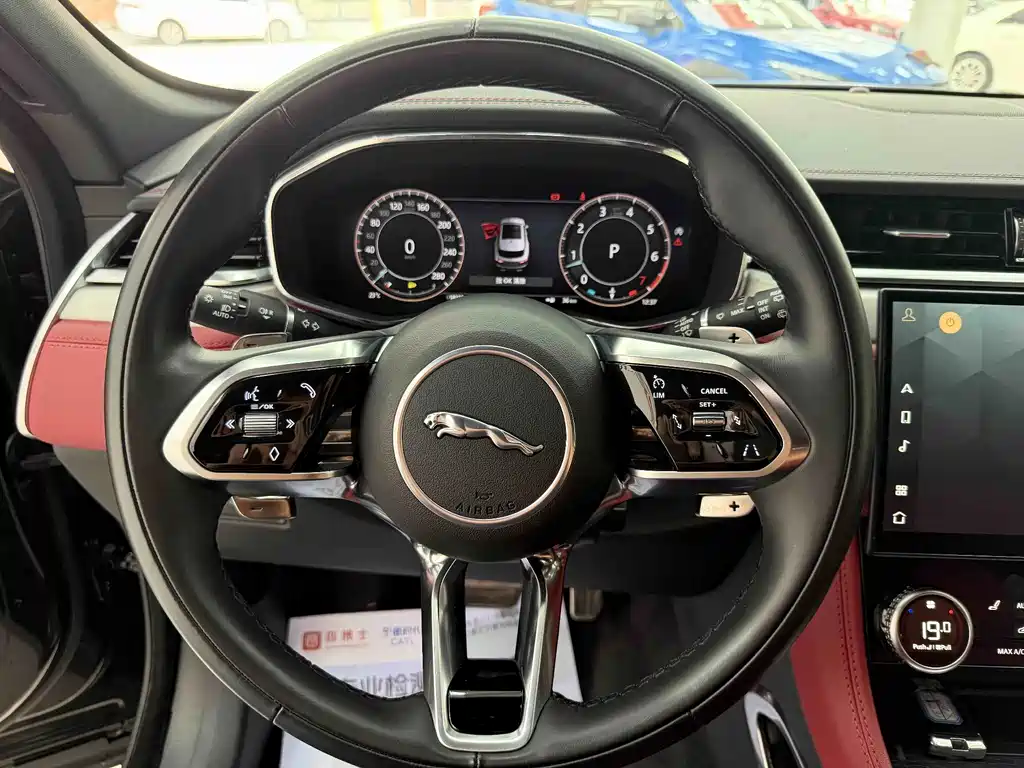 Jaguar F-PACE — фото 10