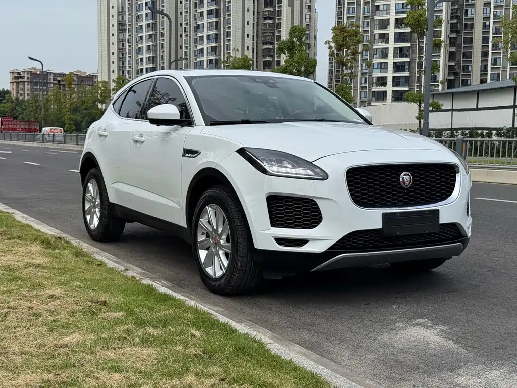 Jaguar E-PACE — фото 3