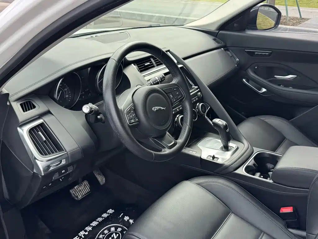 Jaguar E-PACE — фото 4