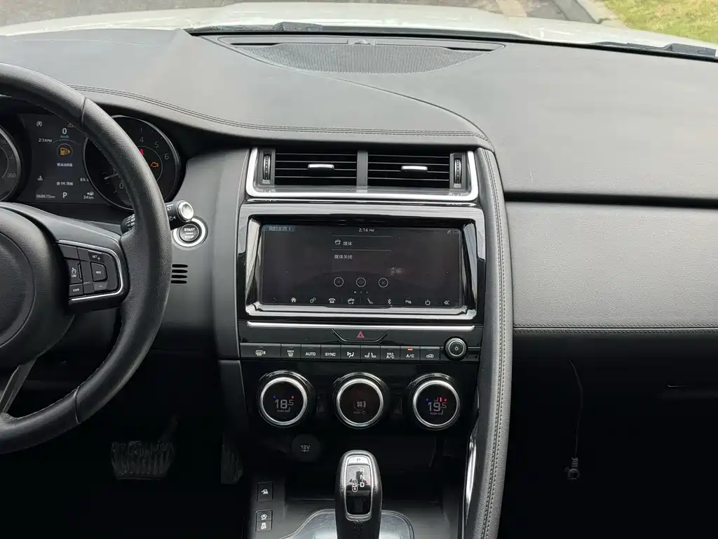 Jaguar E-PACE — фото 7