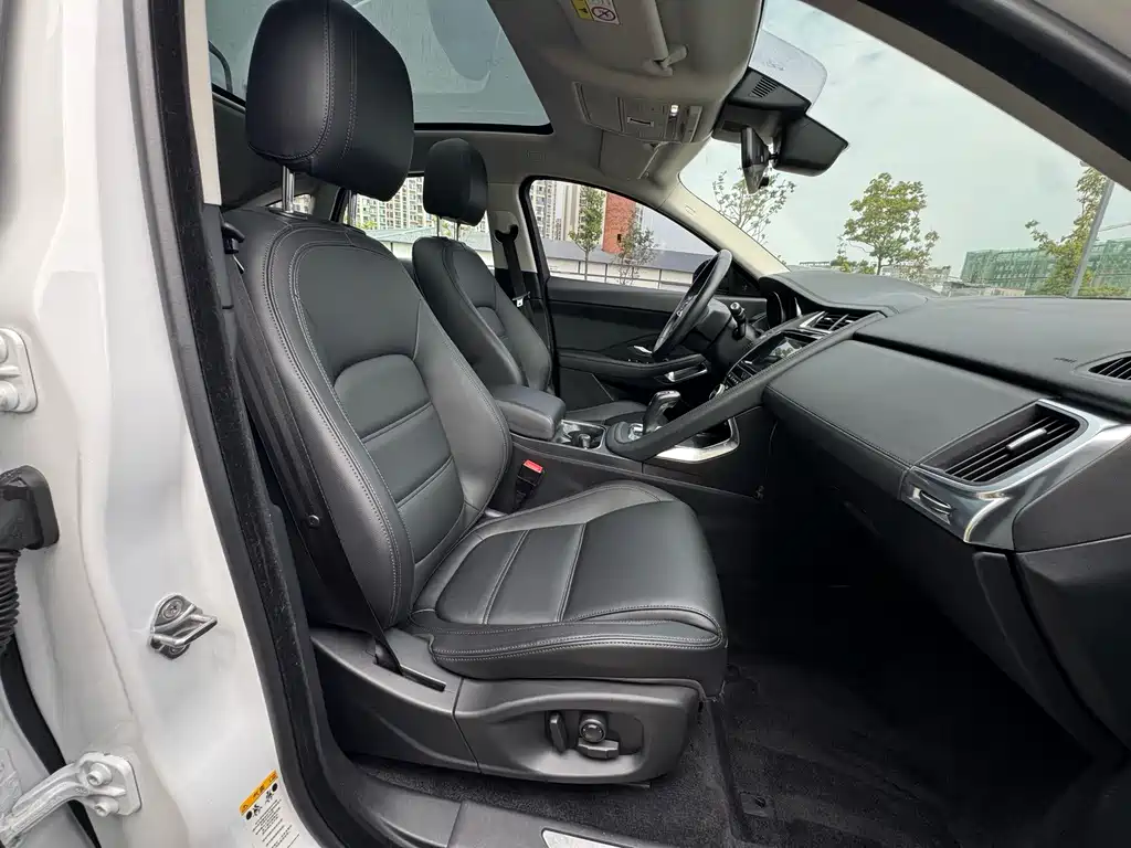 Jaguar E-PACE — фото 10