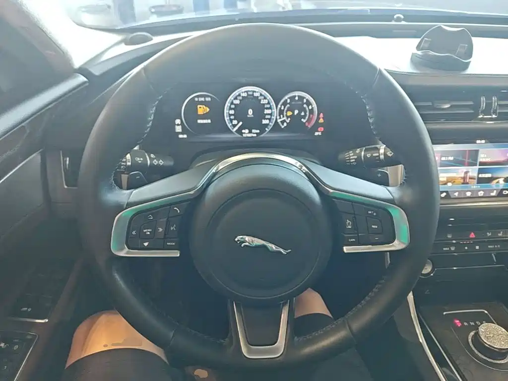 Jaguar XFL — фото 11