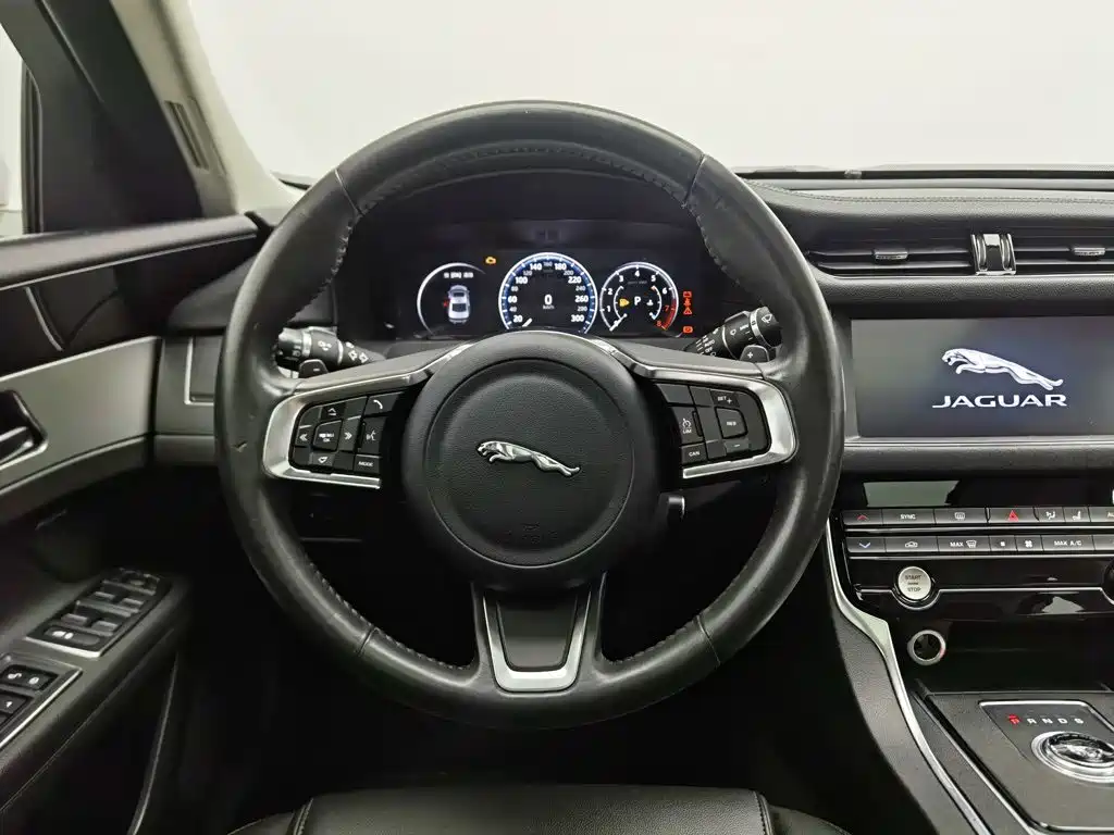 Jaguar XFL — фото 11