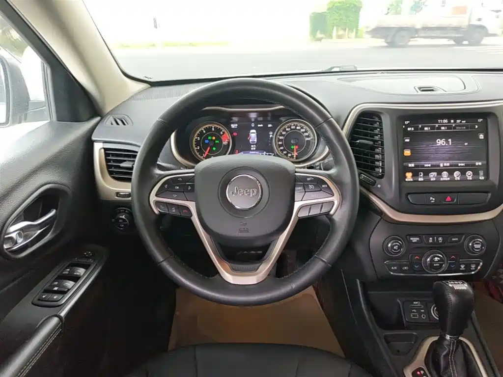 Jeep Cherokee — фото 11