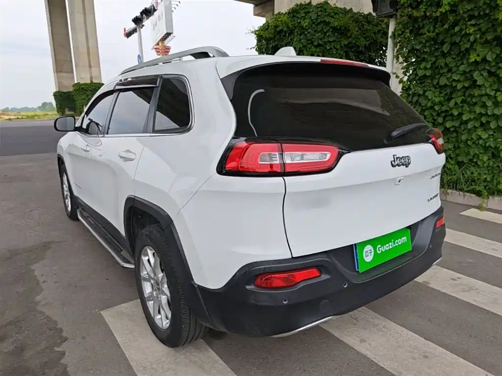 Jeep Cherokee — фото 5