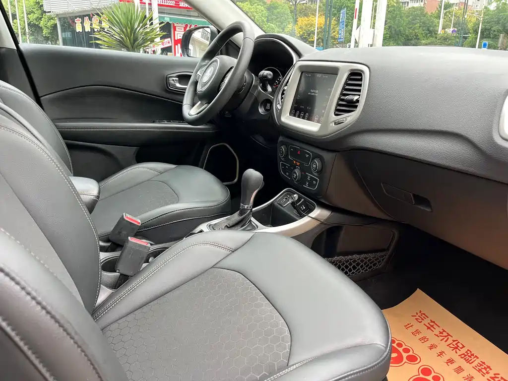 Jeep Compass — фото 11