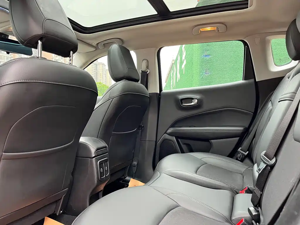 Jeep Compass — фото 6